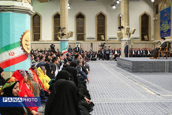 دیدار هزاران نفر از کارگران سراسر کشور با رهبر انقلاب