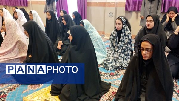 نواخته شدن زنگ نماز در دبیرستان حضرت معصومه(س) شهرستان خلیل‌آباد با شعار «مِهر با مُهر»