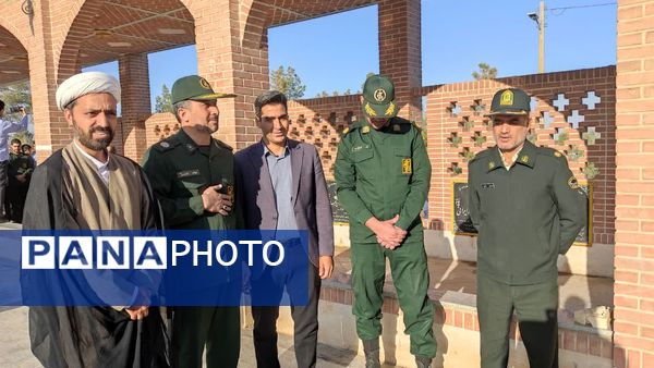 آغاز هفته بسیج دانشآموزی با غبارروبی مزار شهدای جوادالائمه توسط مسئولان و دانشآموزان بسیجی