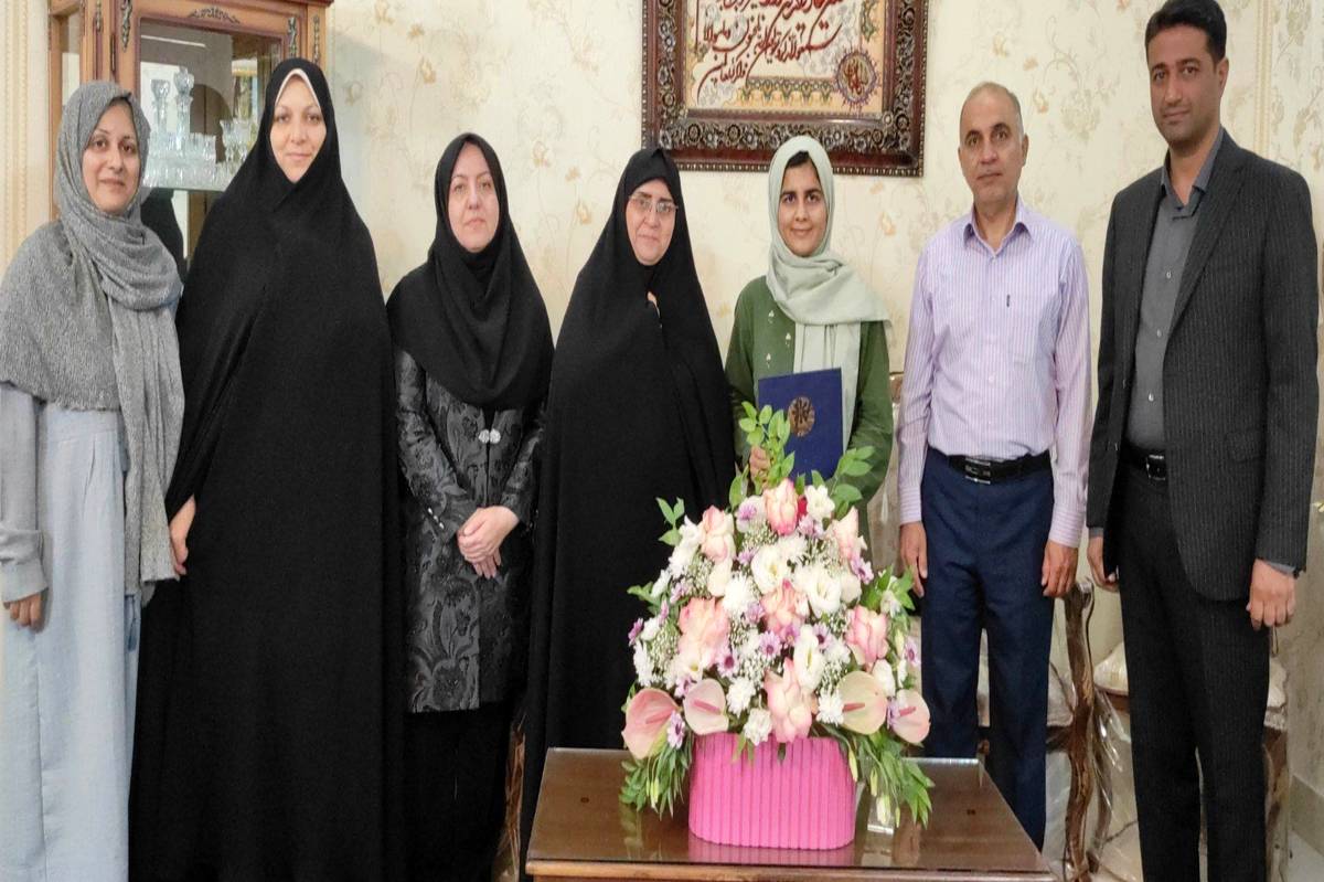 سارا ذبیحی دانش‌آموز پرتلاش نیشابوری رتبه 3 کنکور سراسری انسانی را کسب کرد