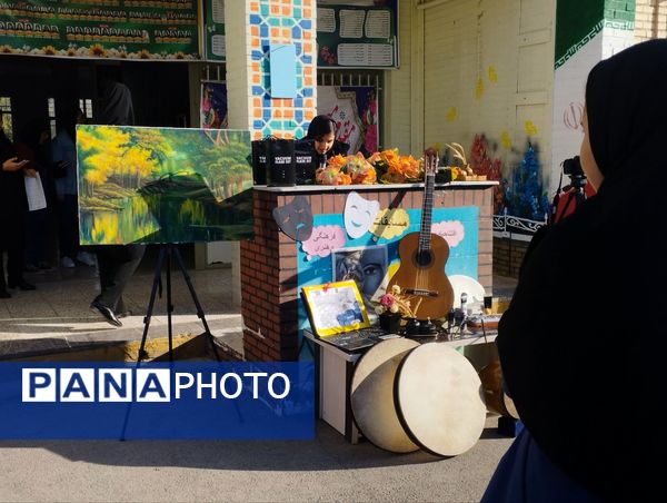 رونمایی از استعدادهای هنری دانشآموزان در نمایشگاه فرهنگ و هنر دبیرستان هاجر بیرجند