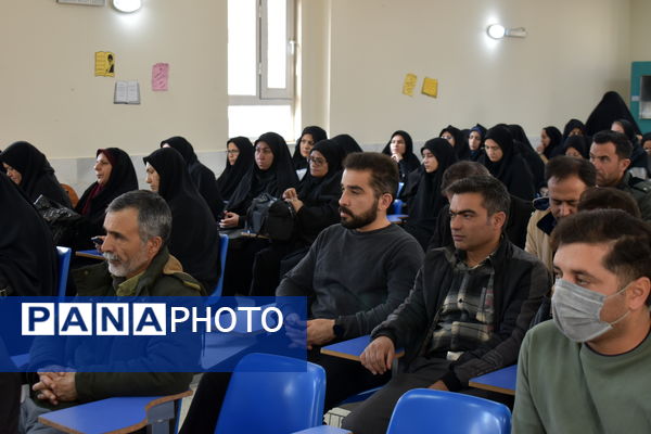 نشست بصیرتی فرهنگیان منطقه نوخندان با سخنرانی فرمانده سپاه درگز 