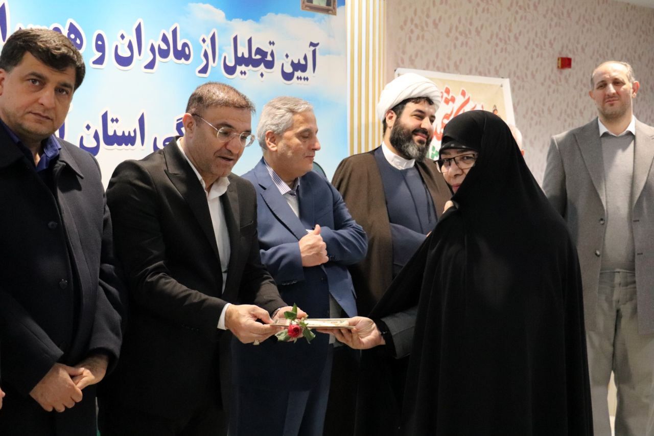 مراسم تجلیل از مادران، همسران شهدا و بانوان جانباز فرهنگی آذربایجان شرقی