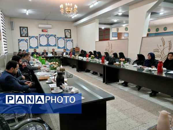  اولین نشست هم اندیشی مدیران متوسطه دوره دوم در دبیرستان مهشید مصلی نژاد