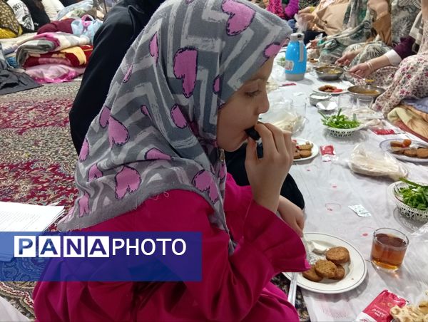 اعتکاف دانش آموزی در مسجد فاطمیه گنبد سبز نیشابور