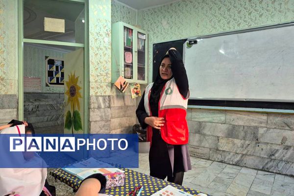 حضور نیروهای هلال احمر در دبستان هدی۱ به مناسبت هفته پدافند غیرعامل
