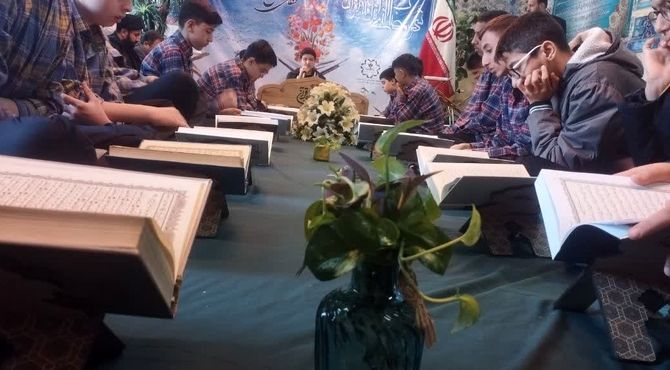 محفل دانش آموزی انس با قرآن کریم در دبیرستان شهدای مدافع حرم