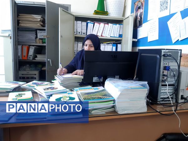 آغاز توزیع کتاب‌های درسی در مدرسه خدیجه کبری زاغه