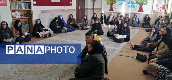 اولین جلسه آموزش خانواده در دبستان نیایش با حضور خانم موسوی