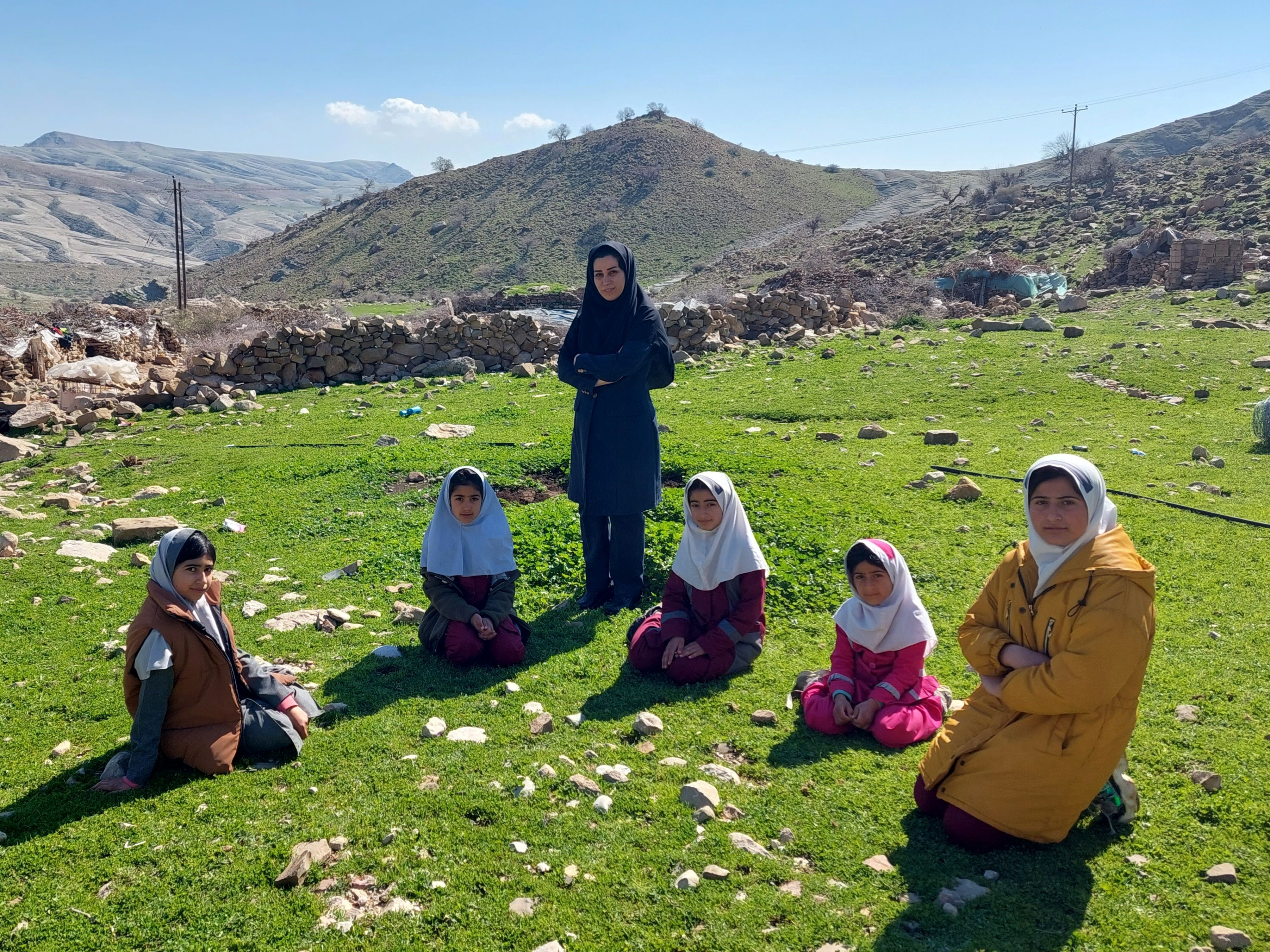 مدرسه پل ارتباطی دانش‌آموزان عشایر با دنیای بیرون از سیاه‌چادر است