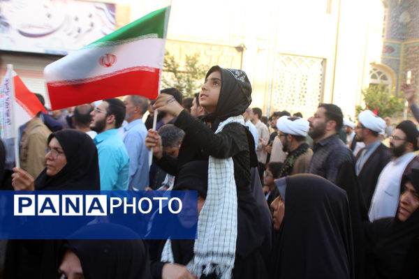 جلوه‌های حماسی از حضور نوجوانان قمی در مراسم تشییع شهدا 