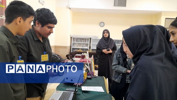 نمایشگاه کارآفرینی در هنرستان مولا متقیان