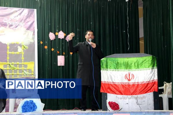 ۴۰۰ نفر از دختران پیشتاز بندرخمیر، پرچم امام مهربانی را به آغوش کشیدند
