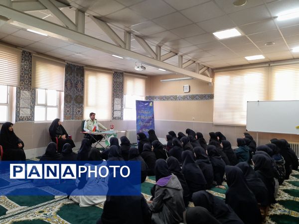 حضور فرماندهی نیروی انتظامی ناحیه ۳ مشهد در مدرسه شاهد ارض اقدس 