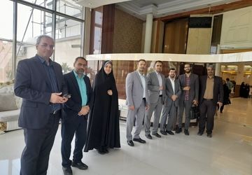 معلمان با مجاهدت خود، تمدن را معماری و جامعه را باغبانی می‌کنند