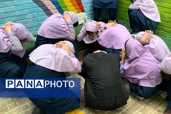 برگزاری مانور زلزله در دبستان فرهنگ منطقه ۱۳