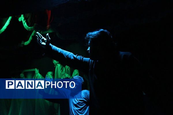 «روایت زمان»؛ هنرنمایی تئاتری در ستایش شهدا روی صحنه فرهنگسرای رازی ورامین