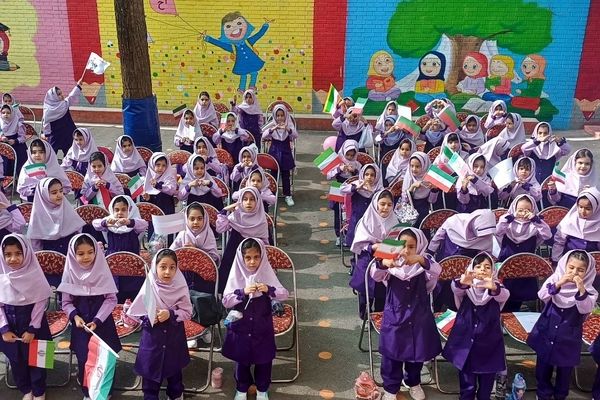 جشن شکوفه ها در دبستان هیات امنایی آزاده ناحیه دو شهرری 