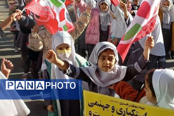 تجدید میثاق دانش‌آموزان منطقه پردیس با مقام معظم رهبری در یوم الله نهم دی‌ماه 