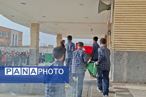 تجدید عهد دانش آموزان مدرسه ایمان ورامین با امام حسین (ع) 