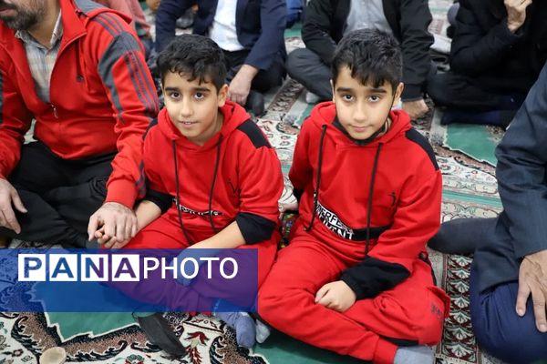 نهج‌البلاغه‌خوانی نماز‌گزاران کمالشهر پیش از خطبه‌های نماز 