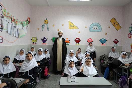 تقدیر ویژه از دانشآموز نمازگزار پایه چهارم ابتدایی