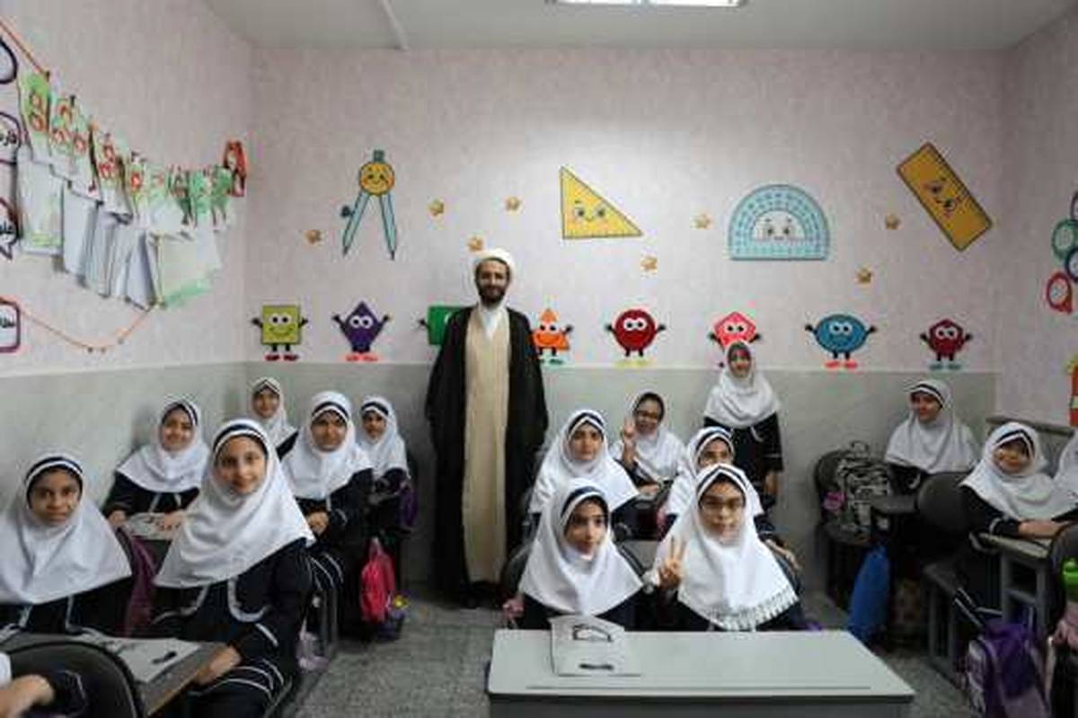 تقدیر ویژه از دانش‌آموز نمازگزار پایه چهارم ابتدایی