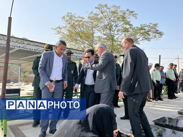  غبار روبی مسئولین از مزار شهدای روستای دهنو خلیل آباد 
