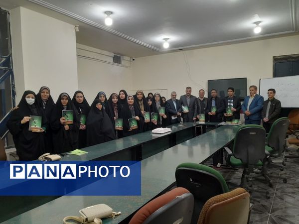 رونمایی از کتاب اولین گام مهمترین قدم در ابرکوه