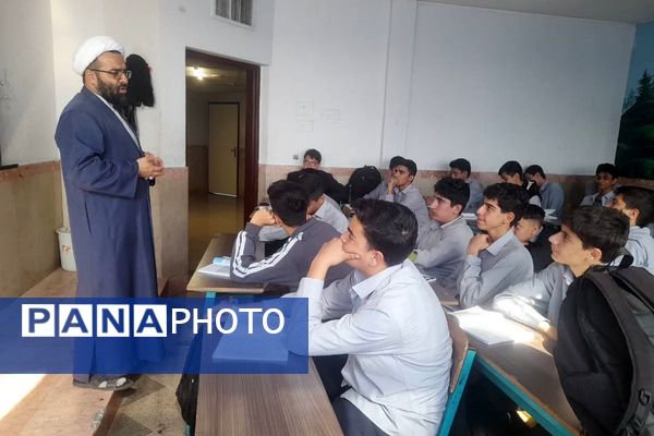 سلسله جلسات گفتمان دینی و مشاوره خانواده در هنرستان موفقیان