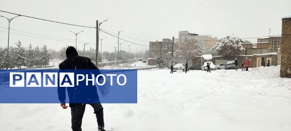 یلدای برفی در اراک؛ مردم با شادی به استقبال جشن یلدا می‌روند