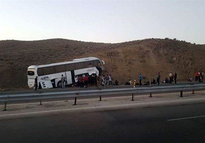 مصدومیت ۱۴ نفر در پی انحراف یک اتوبوس مسافربری