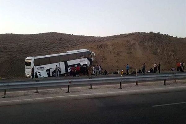 مصدومیت ۱۴ نفر در پی انحراف یک اتوبوس مسافربری
