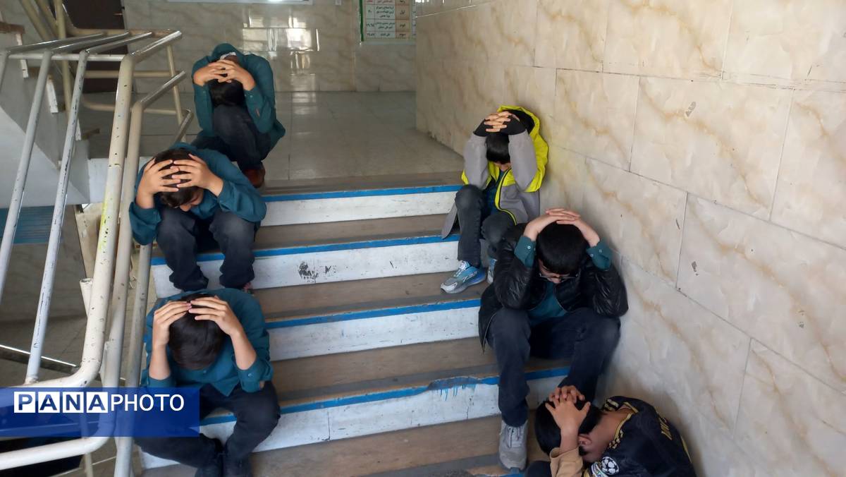 مانور سراسری زلزله همزمان با سراسر کشور در دبیرستان شاهد شهید آخوندی‌ها ناحیه یک کرج 