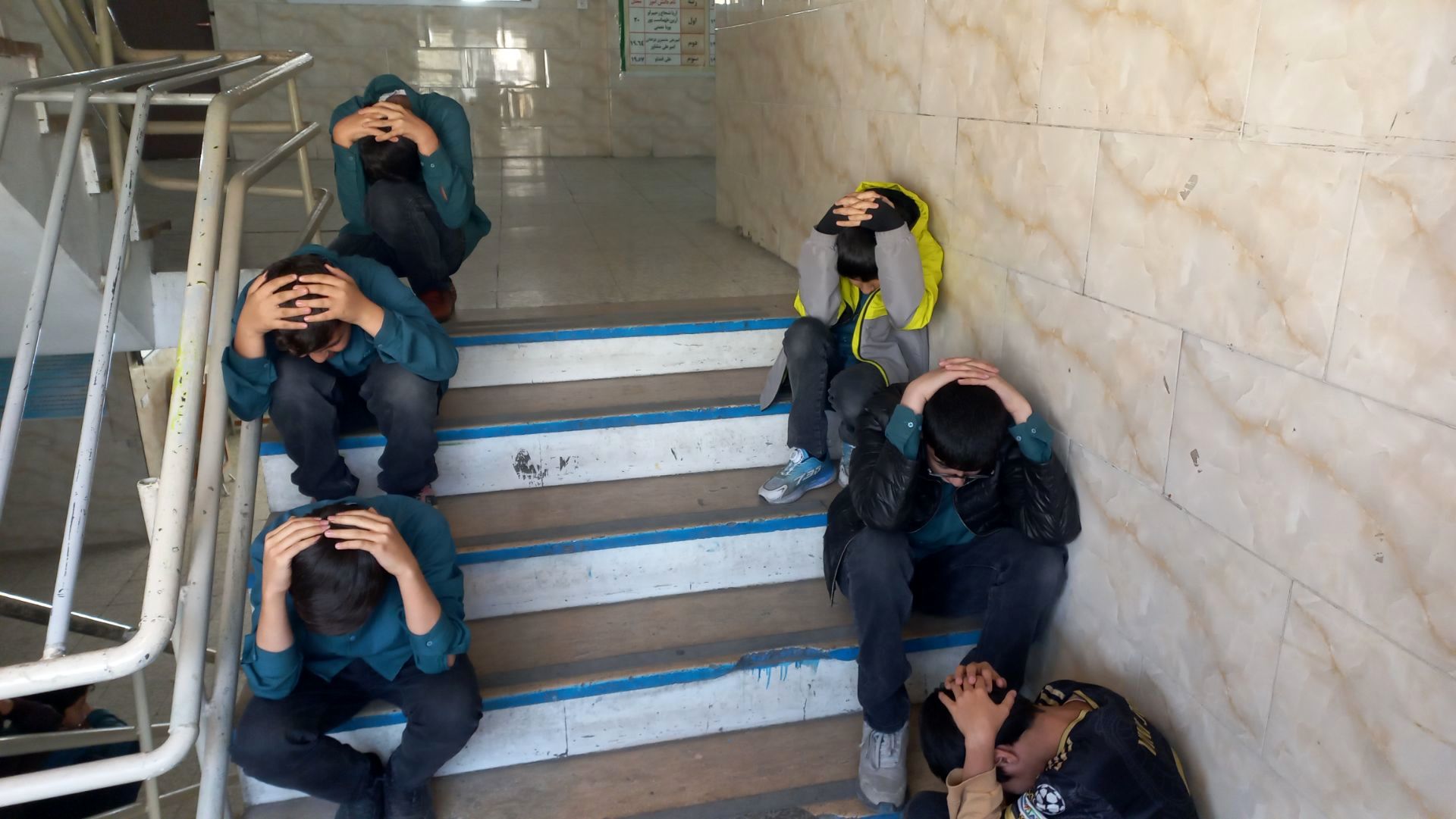 مانور سراسری زلزله همزمان با سراسر کشور در دبیرستان شاهد شهید آخوندی‌ها ناحیه یک کرج 