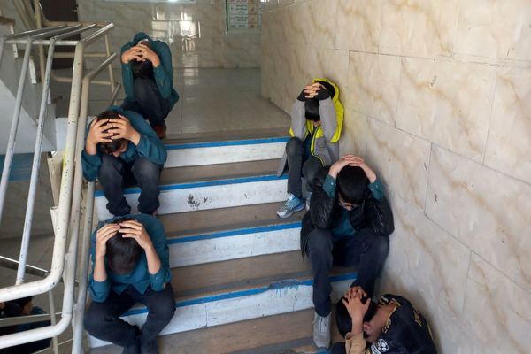 مانور سراسری زلزله همزمان با سراسر کشور در دبیرستان شاهد شهید آخوندی‌ها ناحیه یک کرج 