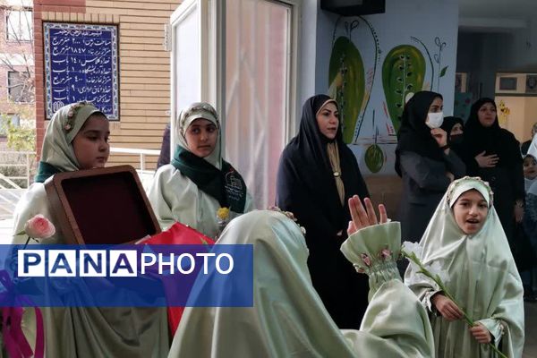 پرچم متبرک امام حسین(ع) میهمان دانش‌آموزان مدرسه زنده‌یاد قمصری