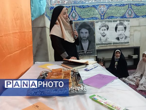 اجرای برنامه هایی زیبا و شاد برای کودکان در شهرستان کاشمر 