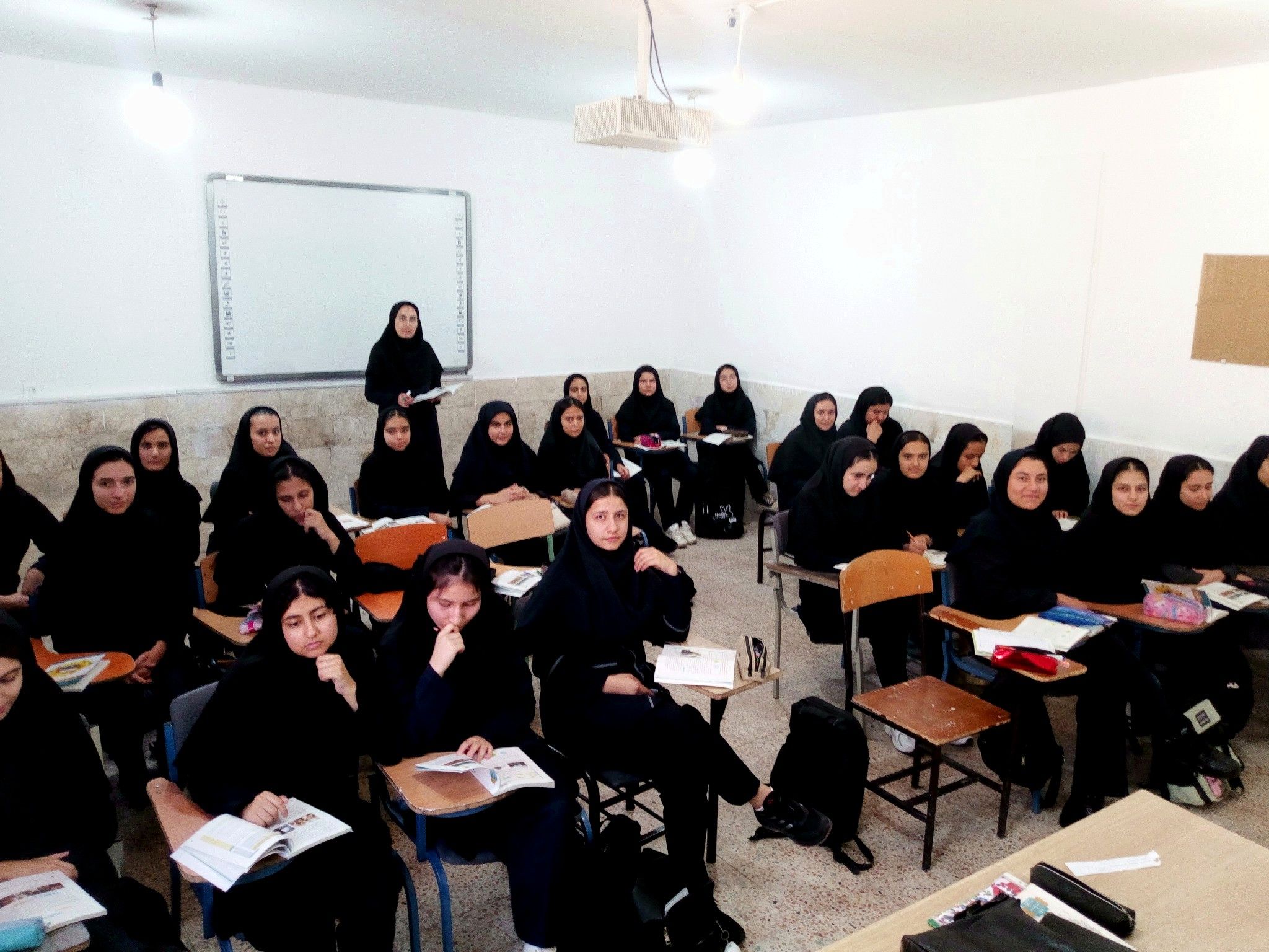 عکس یادگاری دانش آموزان کلاس یازدهم انسانی دبیرستان فاطمیه