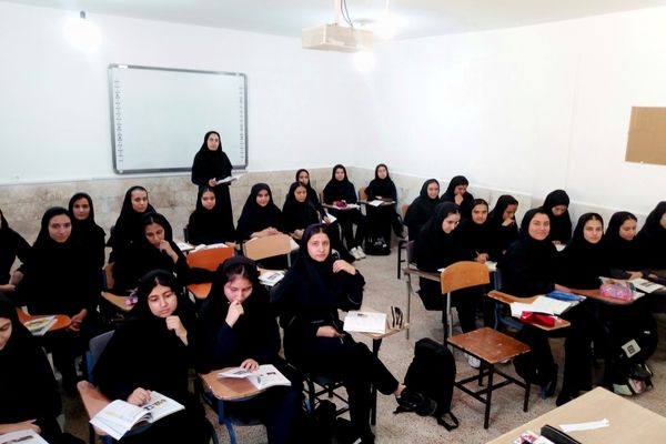 عکس یادگاری دانش آموزان کلاس یازدهم انسانی دبیرستان فاطمیه