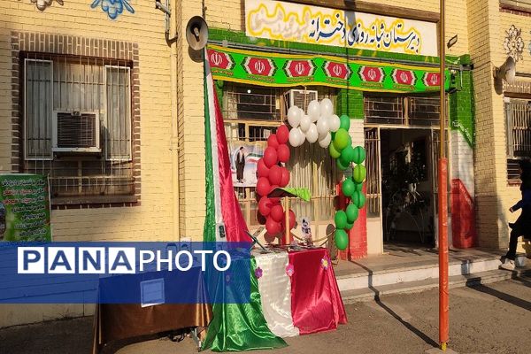 نمایشگاه کارهای دستی دانش‌آموزان طرح خوداتکایی در دبیرستان شهید مجید دهنوی نیشابور