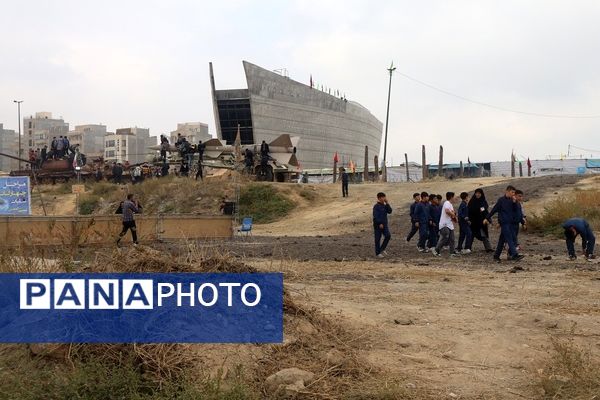 بازدید دانش آموزان و دانشجو معلمان اردبیلی از نمایشگاه هفته دفاع مقدس 