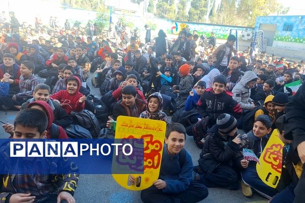 شادی دانش‌آموزان معارف ۶ در جشن پیروزی انقلاب 