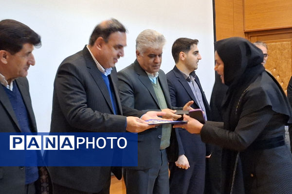 آیین تقدیر از انجمن‌های اولیا و مربیان برتر و تبیین فرآیند انتخابات شورای انجمن اولیا و مربیان ناحیه یک شیراز 