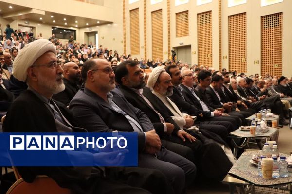 سند هویتی استاد ایرج افشار در یزد رونمایی شد