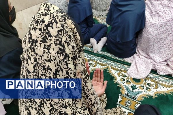 اقامه نماز جماعت ظهر و عصردر دبیرستان شهید مجید دهنوی 