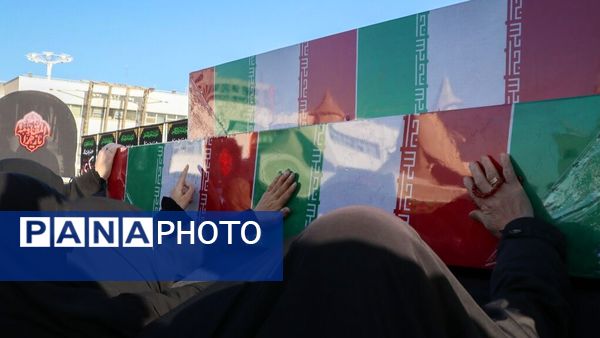 بدرقه پیکر مطهر ۱۳ شهید گمنام در اجتماع عظیم فاطمیون مشهد