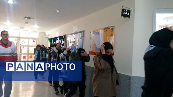 نواختن زنگ زلزله در دبیرستان کوشش شهرستان فاروج 