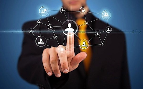 فناوری‌های مدرن به طور چشمگیری بر زندگی روزمره نوجوانان تأثیر دارد