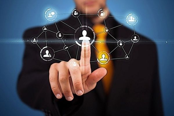 فناوری‌های مدرن به طور چشمگیری بر زندگی روزمره نوجوانان تأثیر دارد